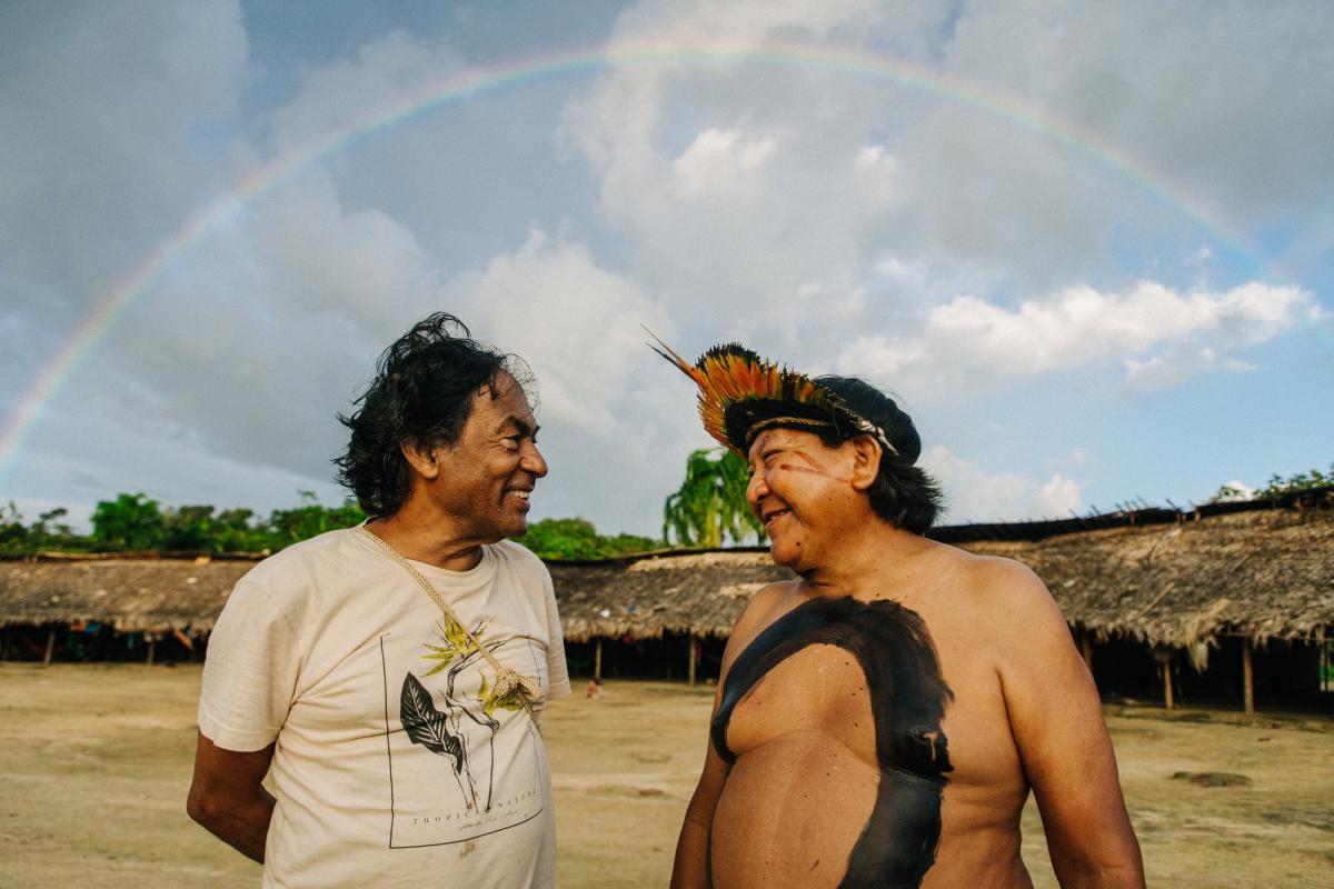 Ailton Krenak reencontra o amigo de longa data, Davi Kopenawa, no centro do Xihopi, Terra Indígena Yanomami