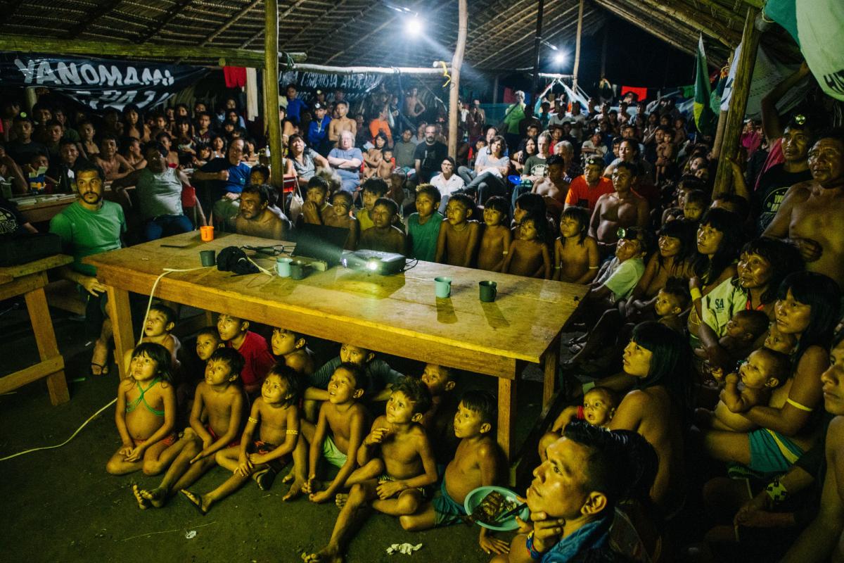 Projeção de filmes durante as comemorações dos 30 anos da Terra Yanomami
