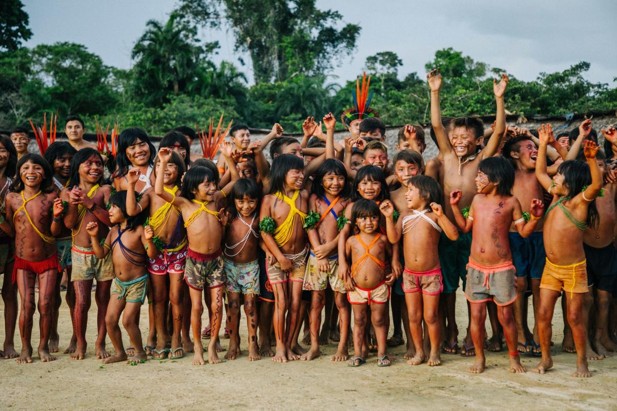 Crianças se divertem no centro da maloca do Xihopi, Terra Indígena Yanomami