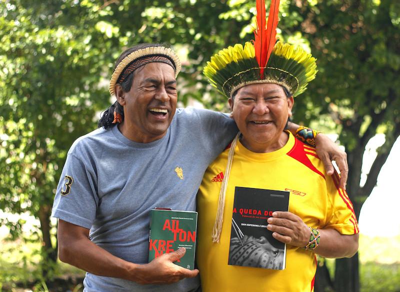Ailton Krenak e Davi Yanomami com seus livros em Boa Vista, Roraima