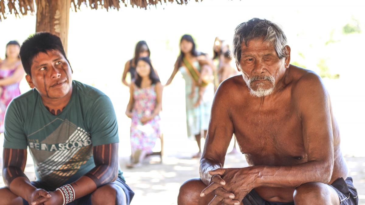 Da esquerda para direita: Pukjora Panará e Tesêa Panará participando da I Oficina sobre Protocolos de Consulta, realizada nas aldeias Sokaransã, Sankuê e Nânsêpotiti, Terra Indígena Panará