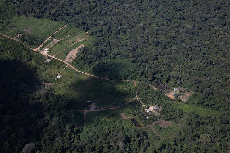 Portaria que protege o território venceu novamente. Enquanto isso, madeireiros e grileiros avançam rumo ao interior da terra indígena. Foto: Bruno Kelly / ISA