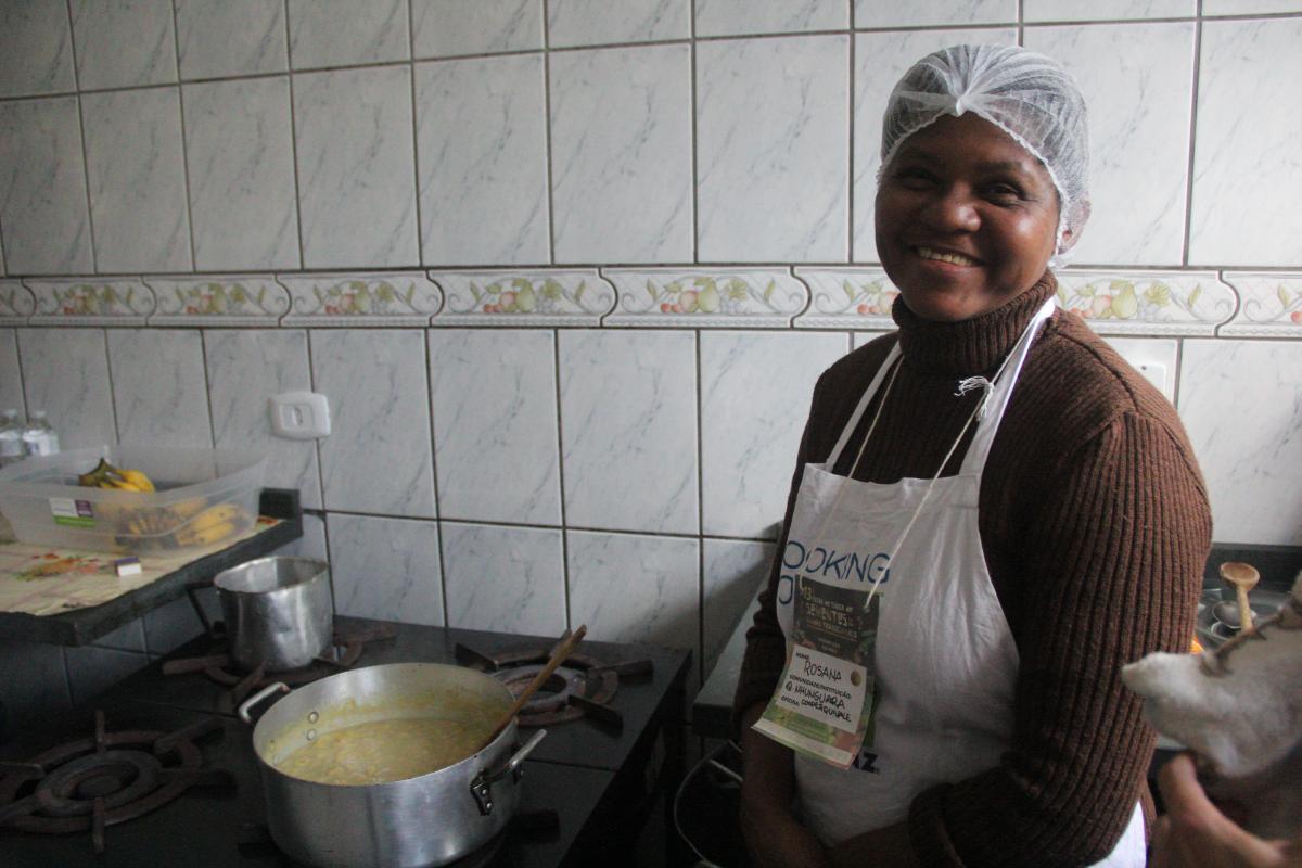 Rosana de Almeida prepara virado de banana