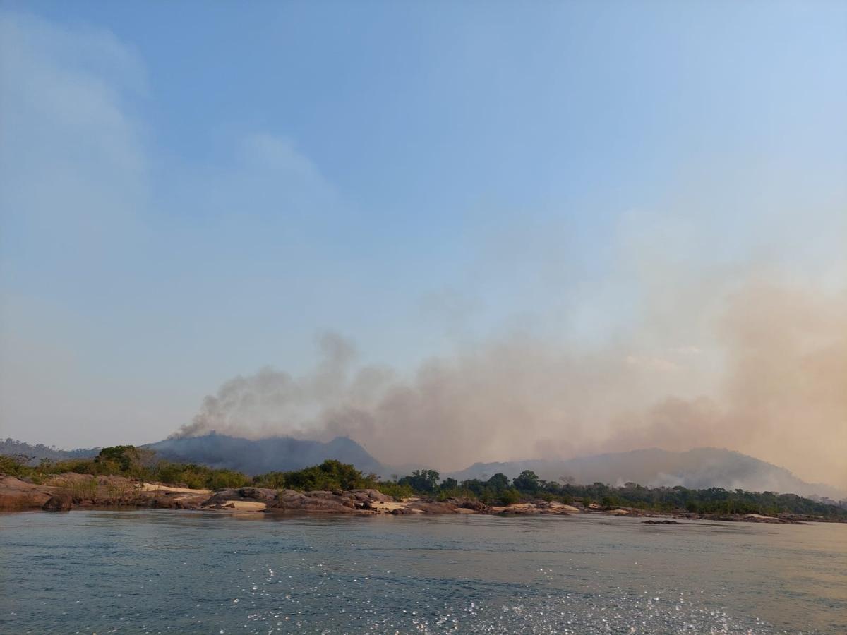 Fumaça de queimadas se levanta sobre o rio Xingu na Terra Indígena Kayapó