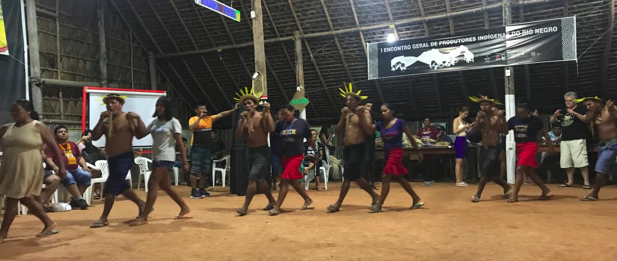 Povo Tuyuka fez apresentação de dança tradicional durante o encontro de produtores em São Gabriel da Cachoeira|Ana Amélia Hamdan/ISA