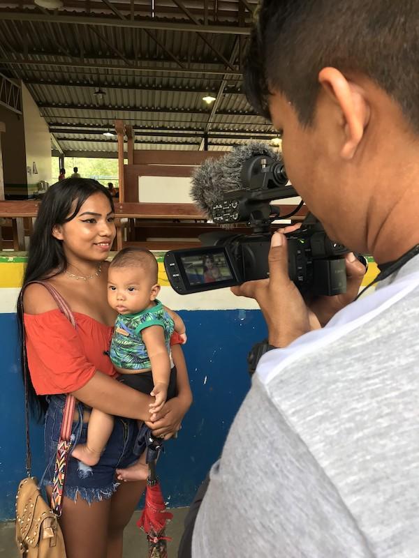 jovem é entrevistada após votação em são gabriel da cachoeira