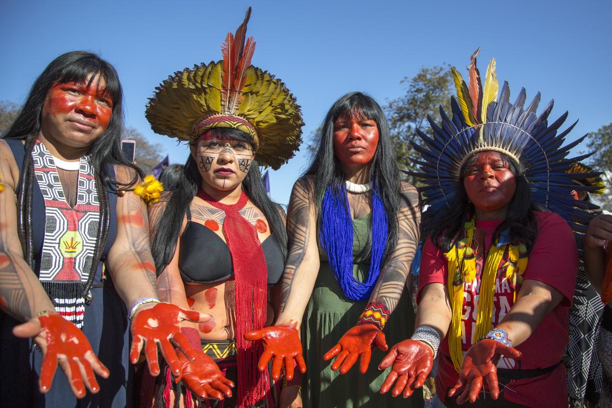 Célia Xakriabá (segunda à direita) participa da Marcha das Mulheres Indígenas, em 2019