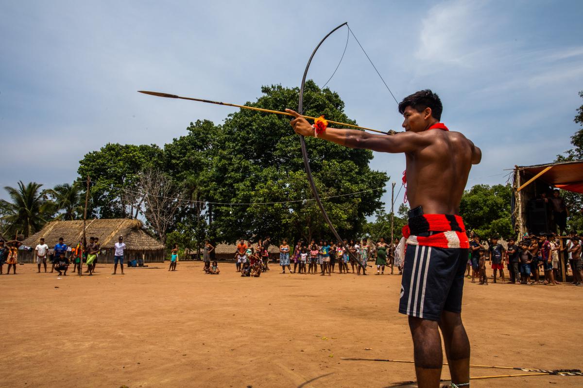 Disputa de arco e flecha durante a festa dos 25 anos do retorno dos Panará a uma parte de suas terras tradicionais no Rio Iriri, aldeia Nãsepotiti