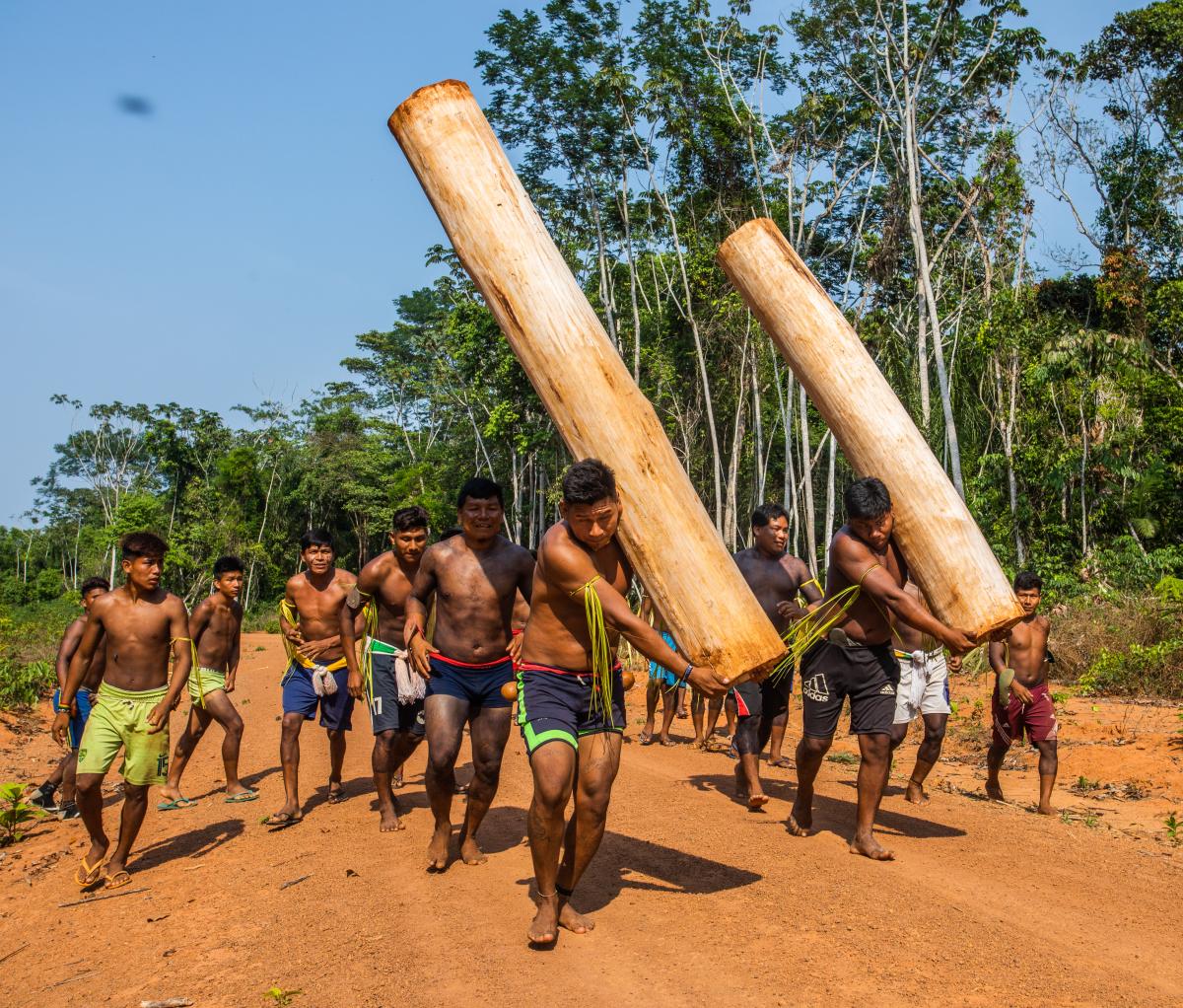 Corrida de tora na aldeia Nãsepotiti, Terra Indígena Panará