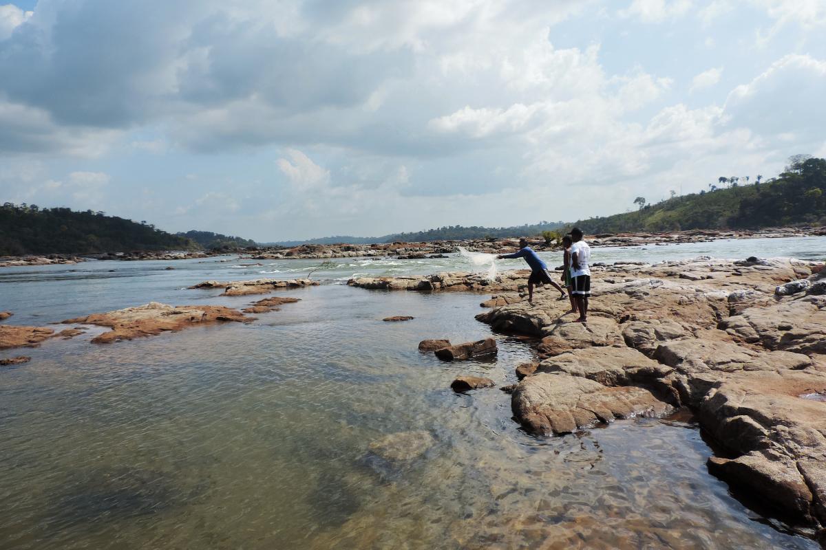 Pescadores à beira do Rio Xingu, na região da Volta Grande