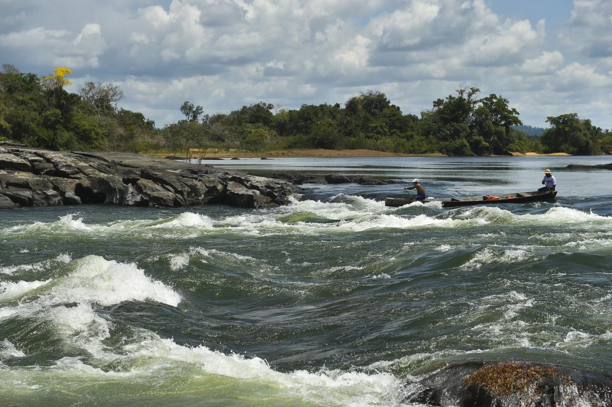 Indígenas navegam pelo Rio Xingu para mostrar os impactos de Belo Monte