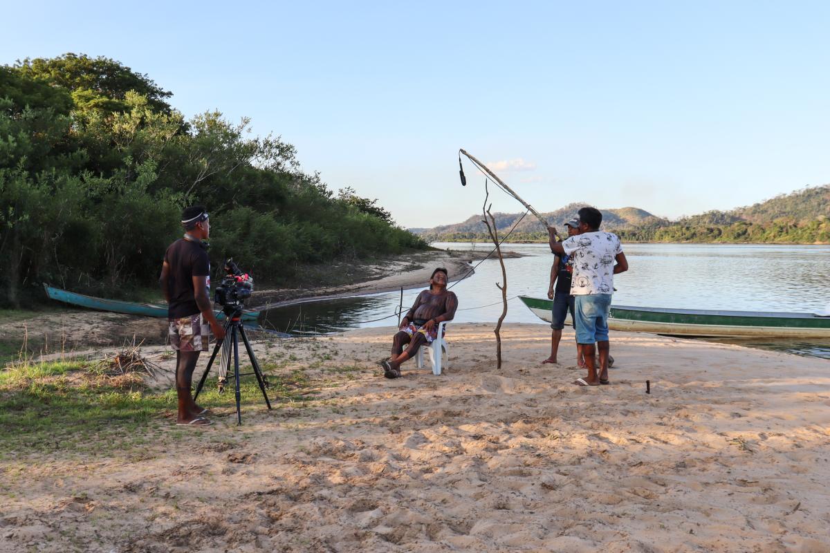 Nhakmô Kayapó registra os cineastas do Coletivo Beture entrevistando cacique Takakpe na base de vigilância no Rio Xingu, na Terra Indigena Kayapó - PA