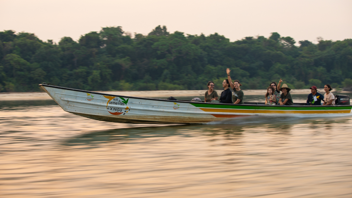 Parceiros chegam de barco para o 17º Encontrão da Rede de Sementes do Xingu
