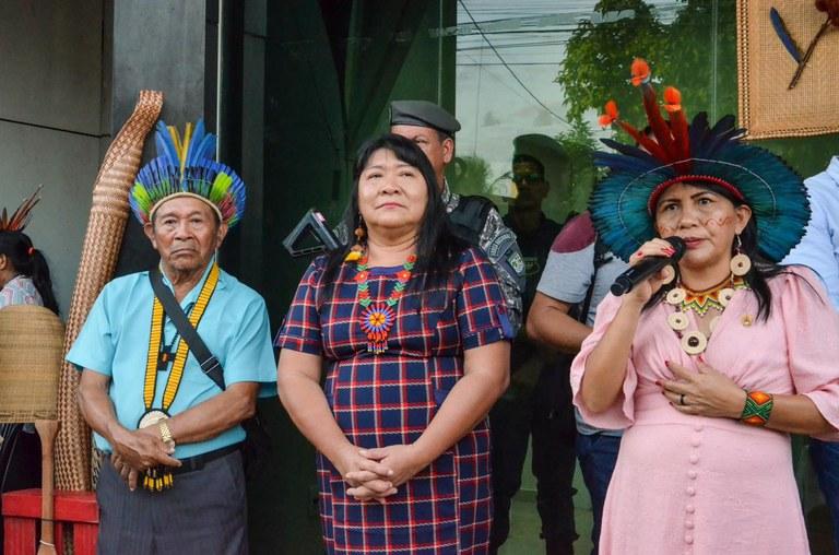 A liderança da Terra Indígena Raposa Serra do Sol, Jacir Macuxi; a presidenta da Funai, Joenia Wapichana; e a coordenadora regional, Marizete Souza