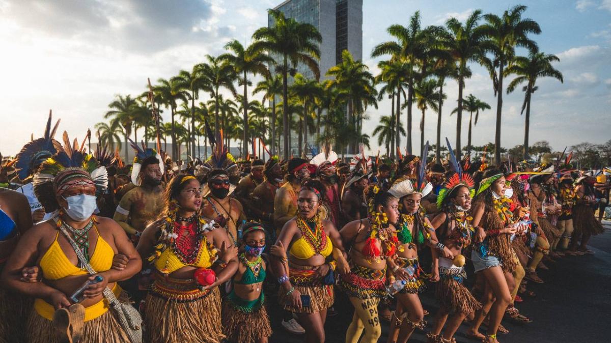 Manifestação de mulheres indígenas na Praça dos Três Poderes, em Brasília | Cícero Bezerra / @cicerone.bezerra