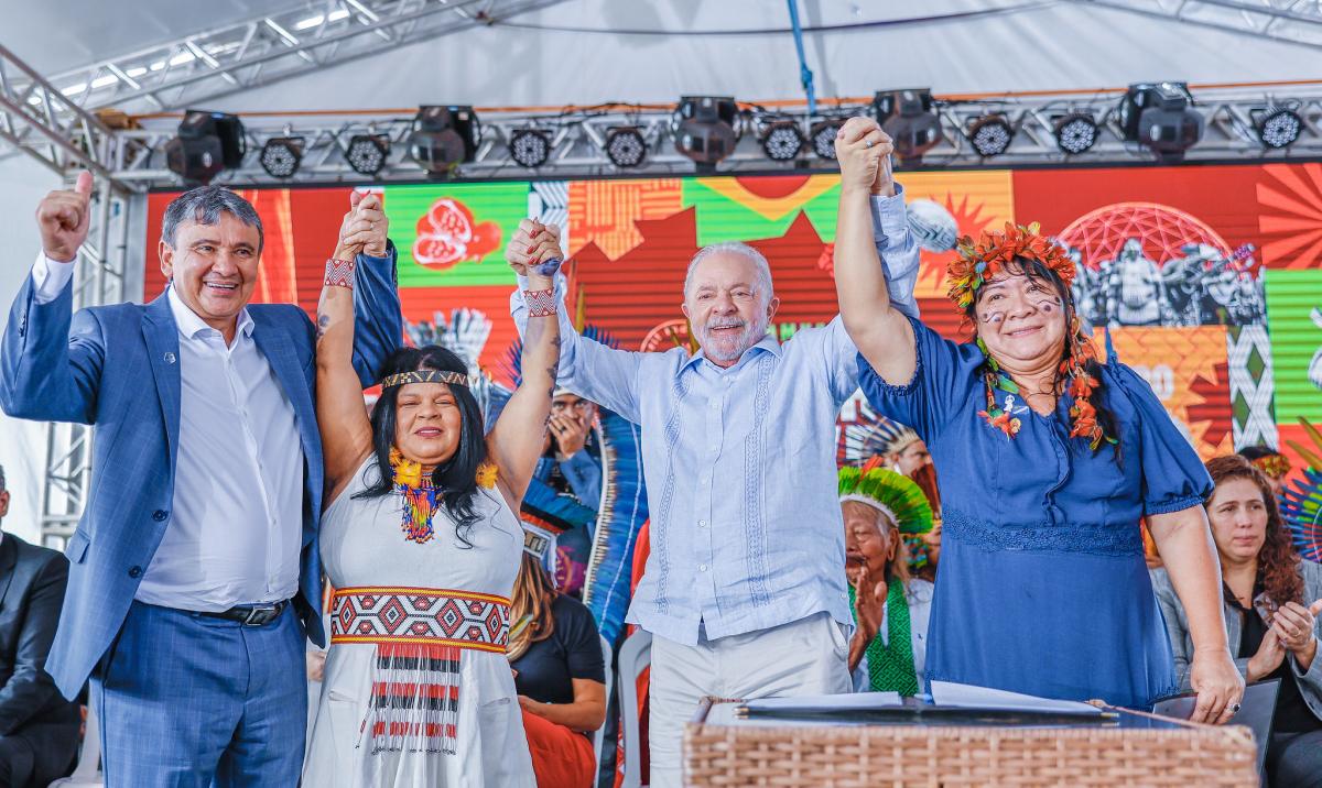 Sônia Guajajara, ministra dos Povos Indígenas, Lula e a presidenta da Funai, Joenia Wapchana, em Brasília|Marcelo Camargo/Agência Brasil