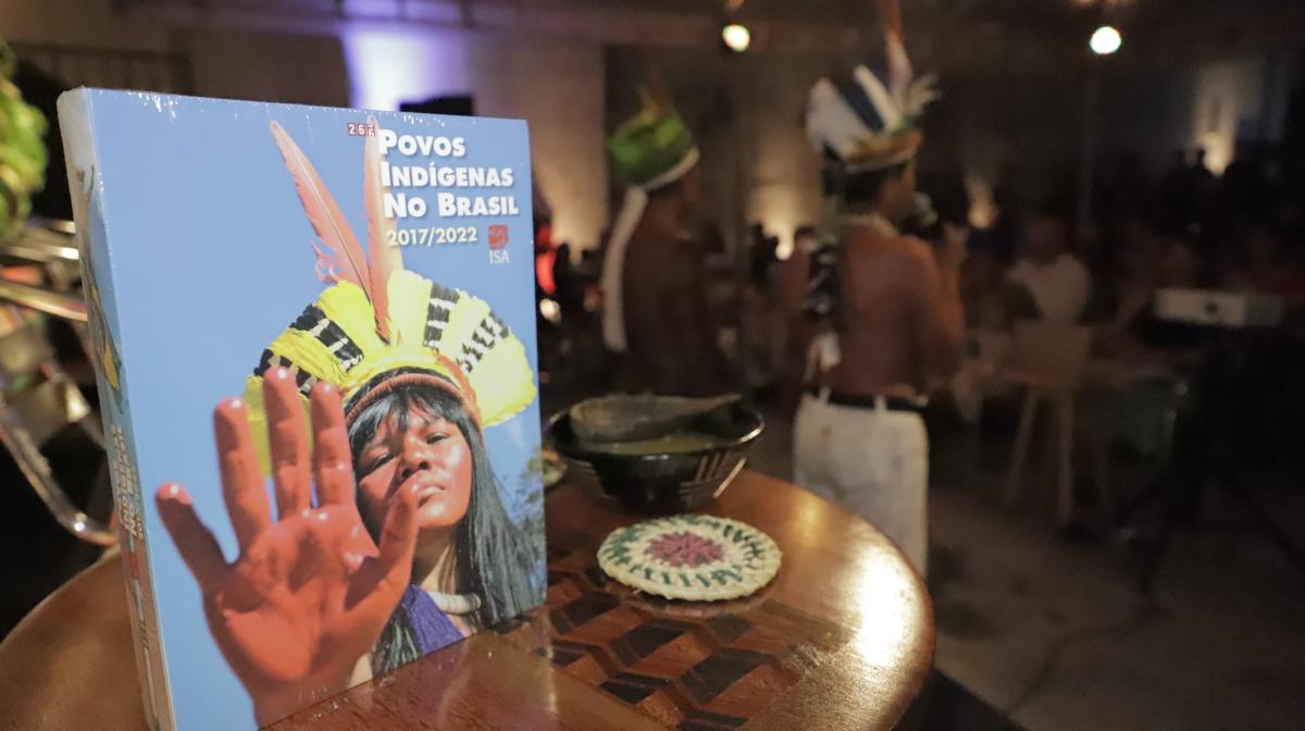 lançamento do livro povos indígenas no brasil em manaus