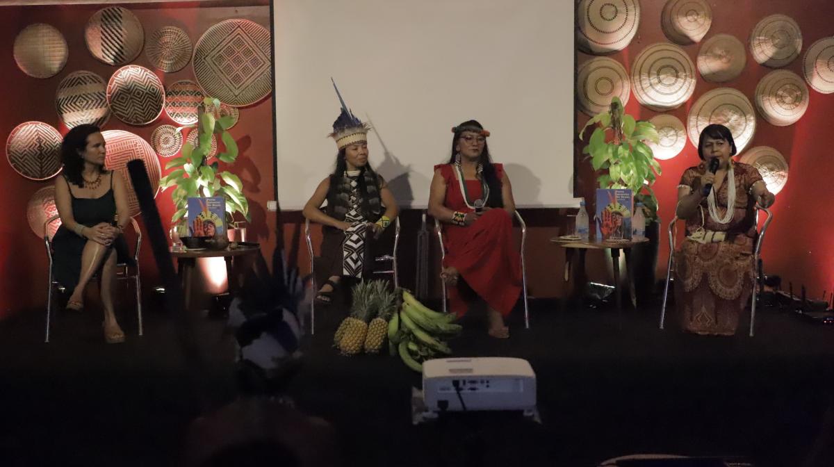 Juliana Radler, Vanda Witoto, Dadá Baniwa e Cris Baré debatem durante lançamento na GaleriAmazônica