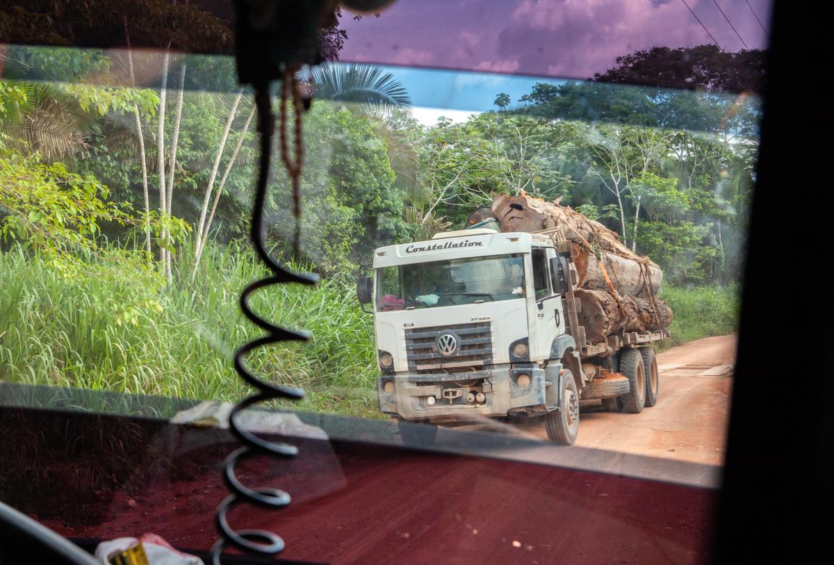Transporte de desmatamento ilegal na estrada que liga Uruará ao porto Maribel, no rio Iriri (PA), muito utilizada para escoamento de madeira retirada ilegalmente, especialmente da Terra Indígena Cachoeira Seca do Iriri|Lilo Clareto/ISA