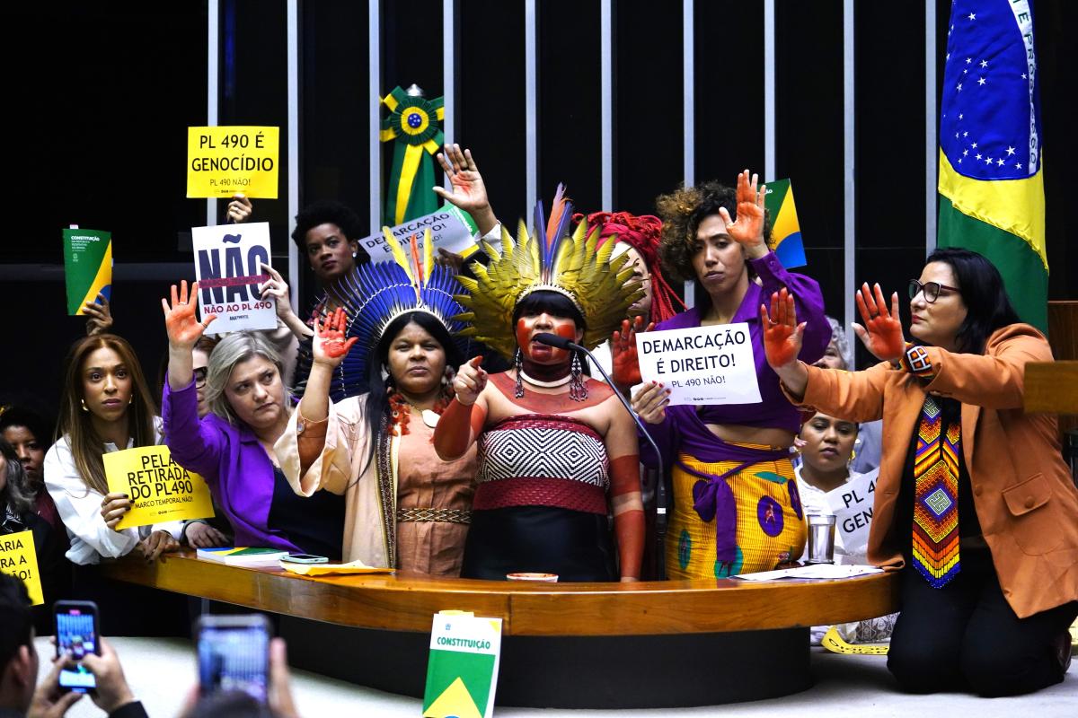 Ministra Sonia Guajajara e parlamentares protestam contra PL 490 no plenário da Câmara | Pablo Valadares / Câmara dos Deputados