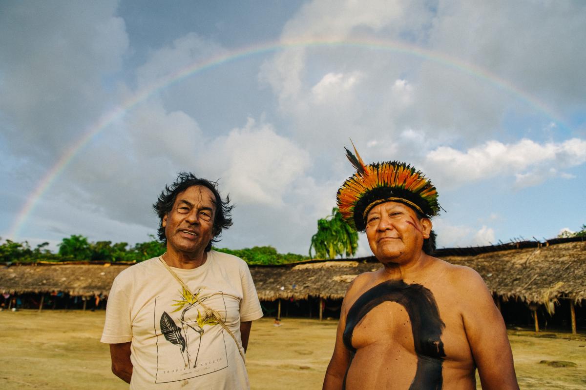 Ailton Krenak e Davi Kopenawa durante celebração dos 30 anos da Terra Indígena Yanomami, na Aldeia Xihopi, no Estado do Amazonas