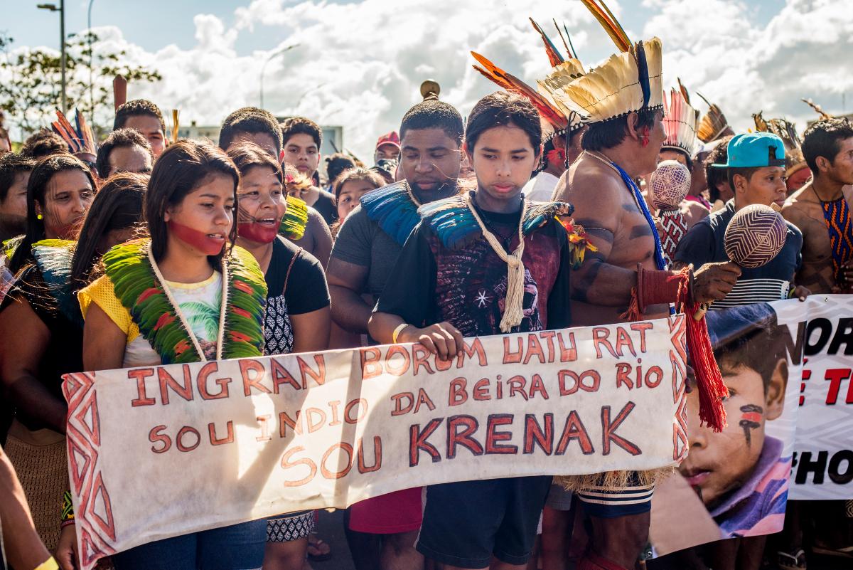 Jovens krenak participam de ato no terceiro dia do Acampamento Terra Livre em 2018