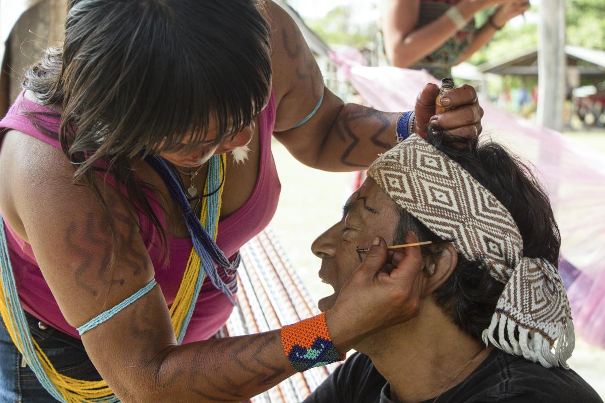 Ailton Krenak sendo pintado por Doroteia Yanomami durante a Oficina de Consolidação (OC) do Plano de Gestão Territorial e Ambiental (PGTA) da Terra Indígena Yanomami (TIY) e da construção do Protocolo de Consulta (PC) dos povos Yanomami e Ye'kwana, Terra Indígena Raposa do Sol, Roraima