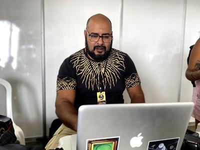 Alexandre Pankararu trabalha em computador no ATL