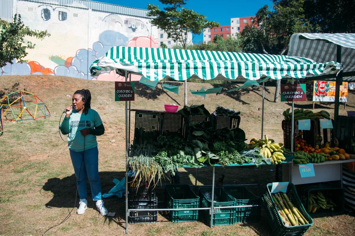 Priscila Novaes, do Kitanda das Minas, anuncia a variedade da feira Quilombo&Quebrada na Cidade Tiradentes