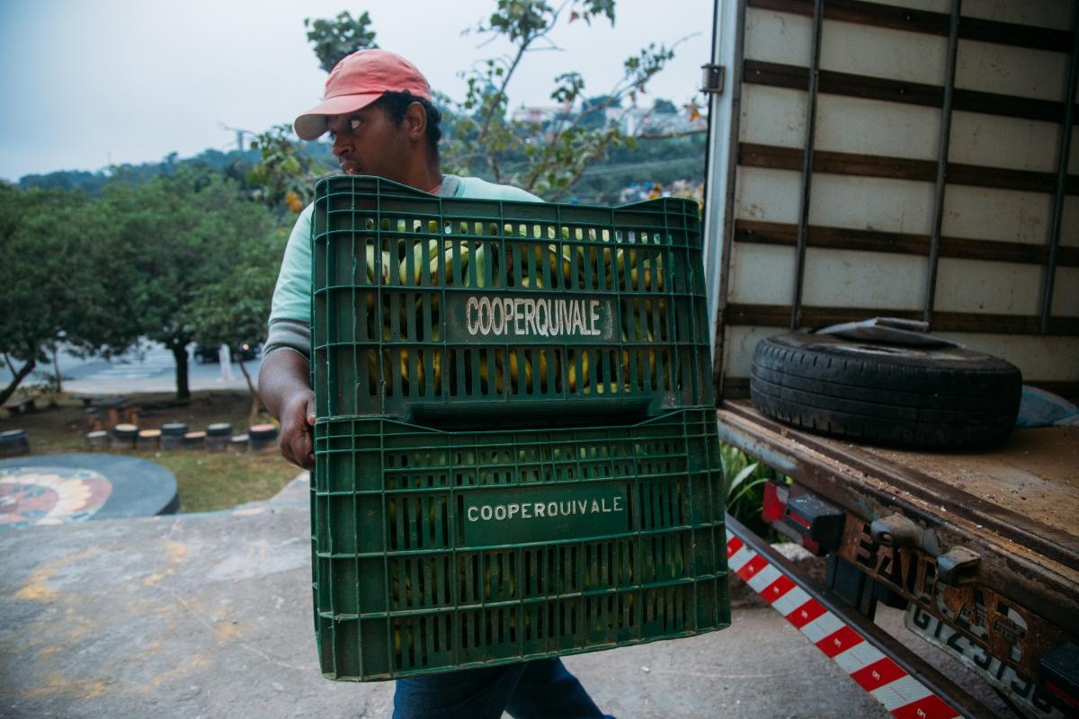 Os alimentos são produzidos por agricultores quilombolas do Vale do Ribeira (SP) e transportados via caminhão pela Cooperquivale