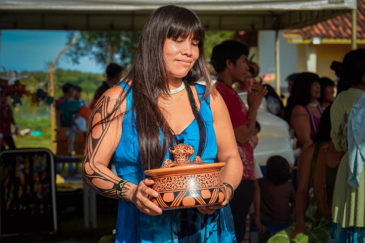 Exposição de produtos do Território Indígena do Xingu fortalece laços por uma economia do cuidado 