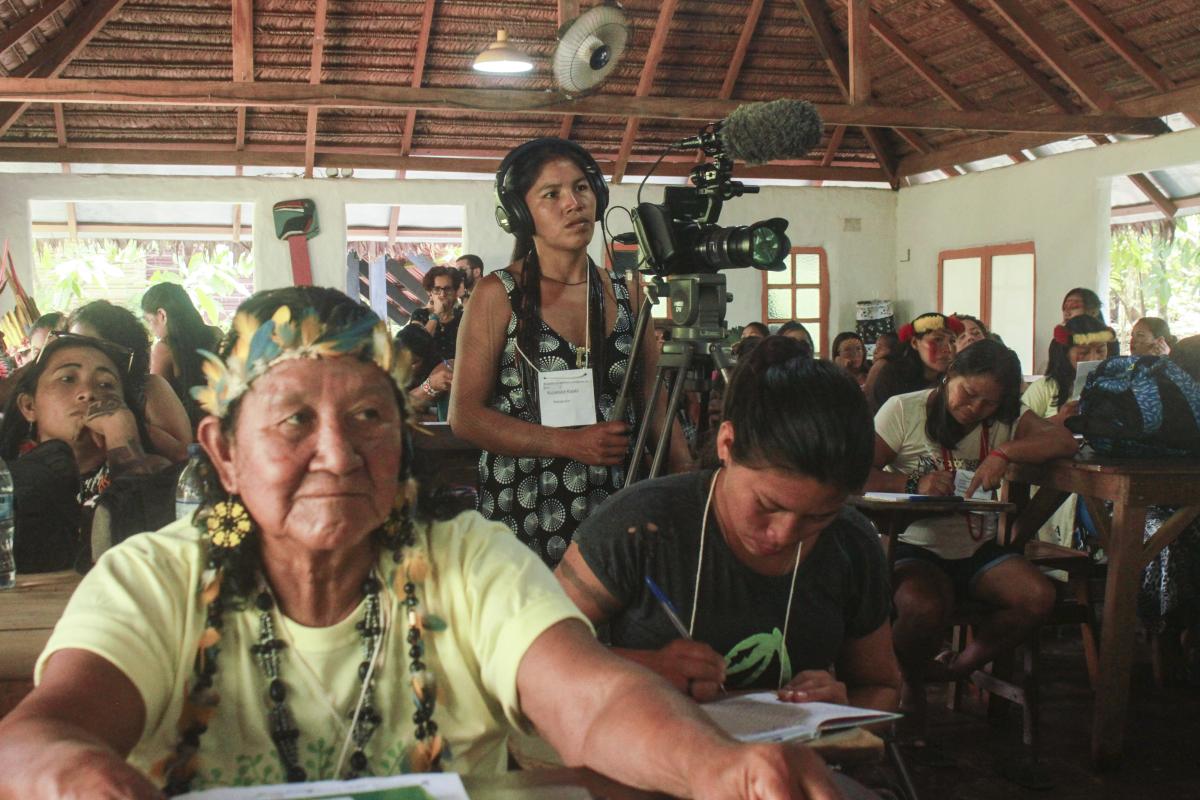 Kujaesãge Kaibi a frente do registro audiovisual do encontro de mulheres indígenas realizado em Rio Brance, Acre