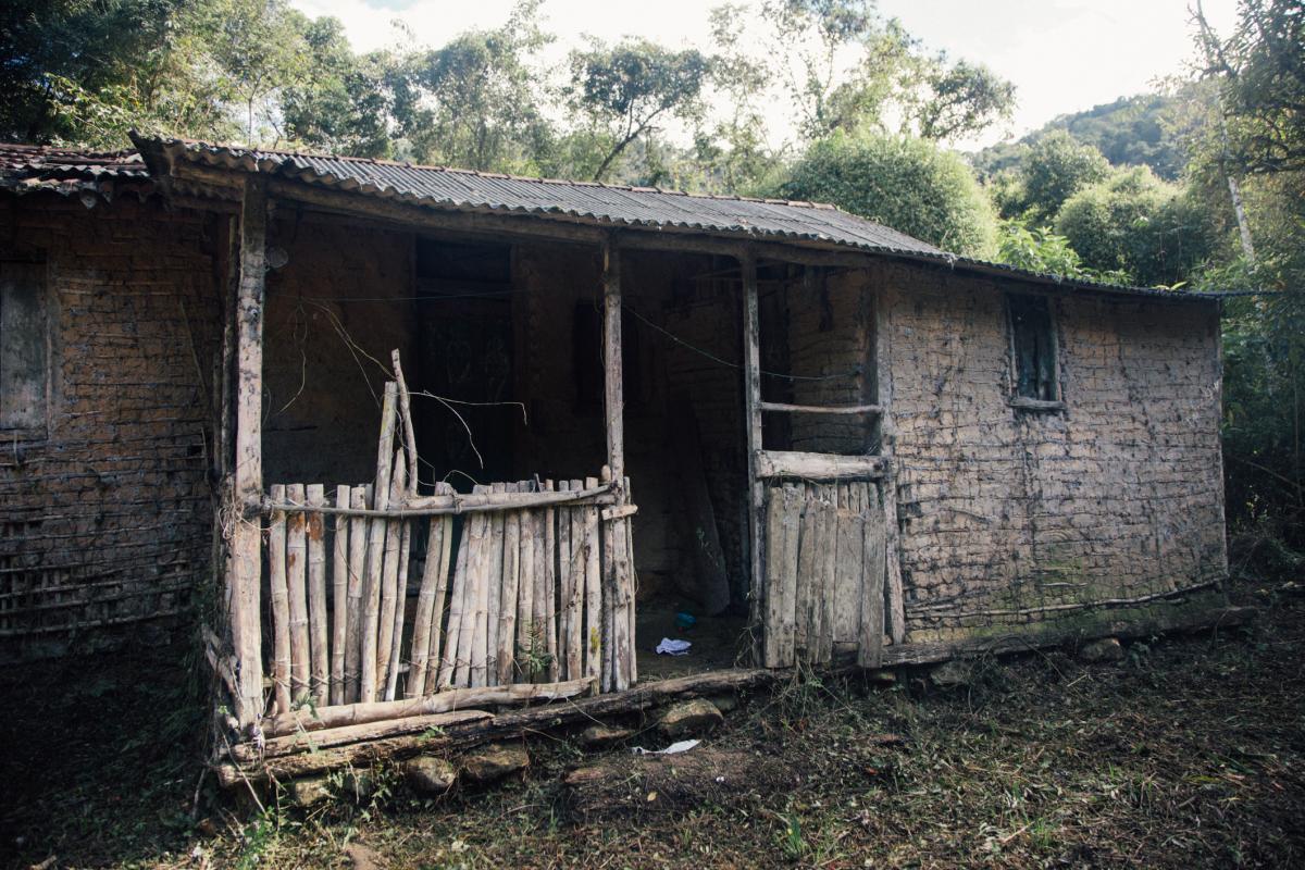 Casa de Pau a pique abandonada no Quilombo Bombas há quase quatro décadas