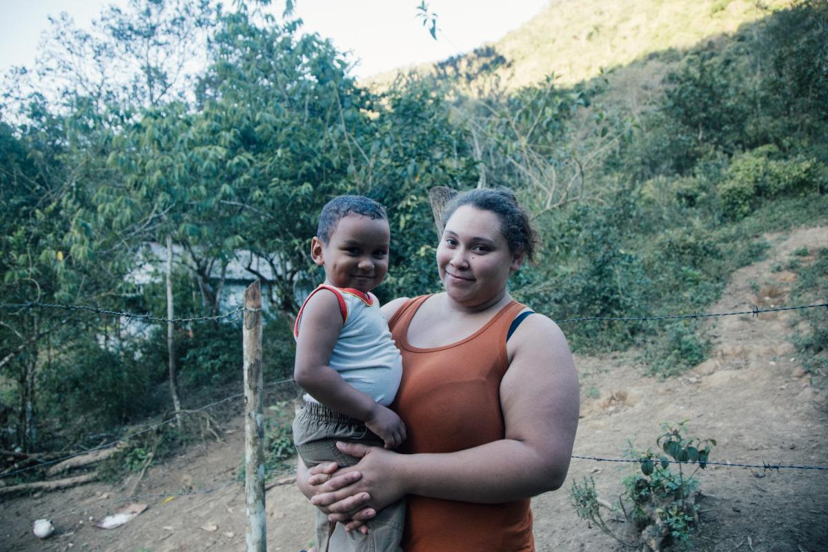 Edilaine Ursulino e seu filho, Bruno, no Quilombo Bombas