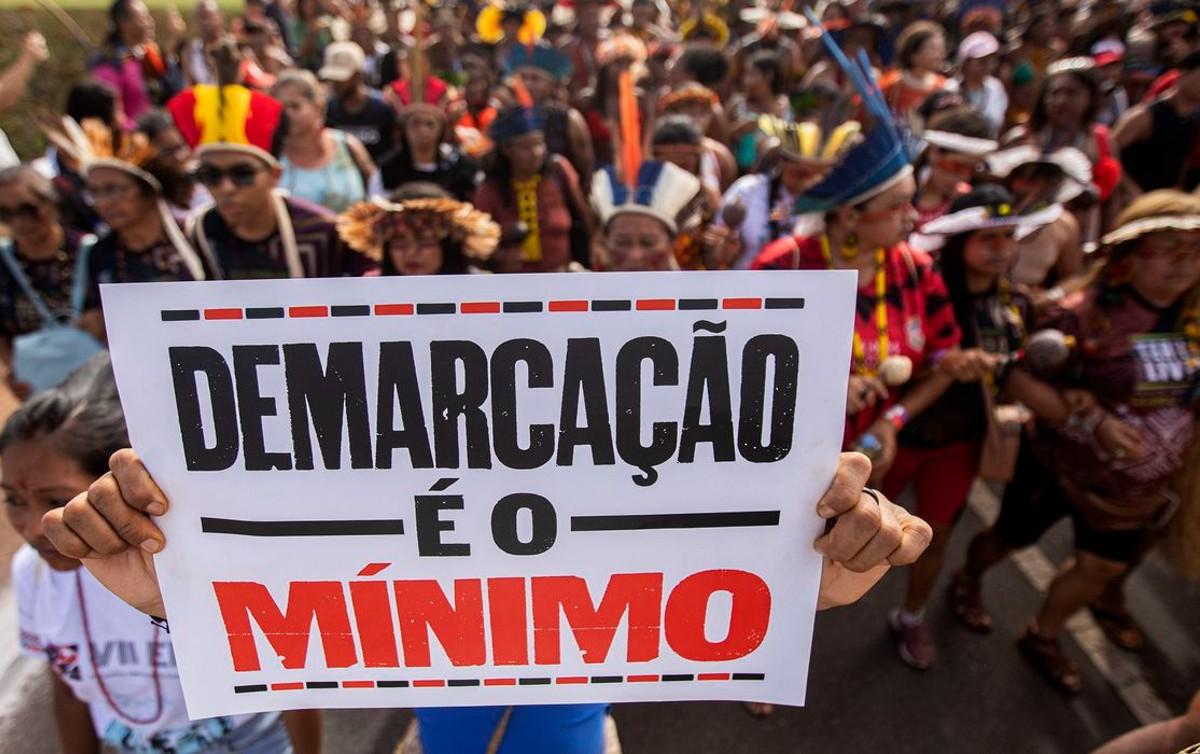 No Acampamento Terra Livre de 2023, povos indígenas protestaram contra a emergência climática e o marco temporal