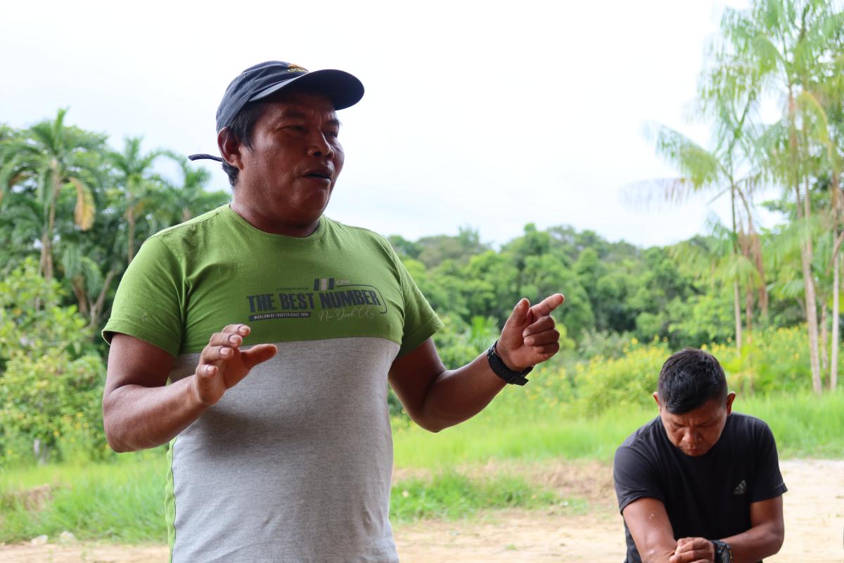 Américo Socot em trabalho sobre os aturás Hupd'ah em Boca do Traíra, rio Japu