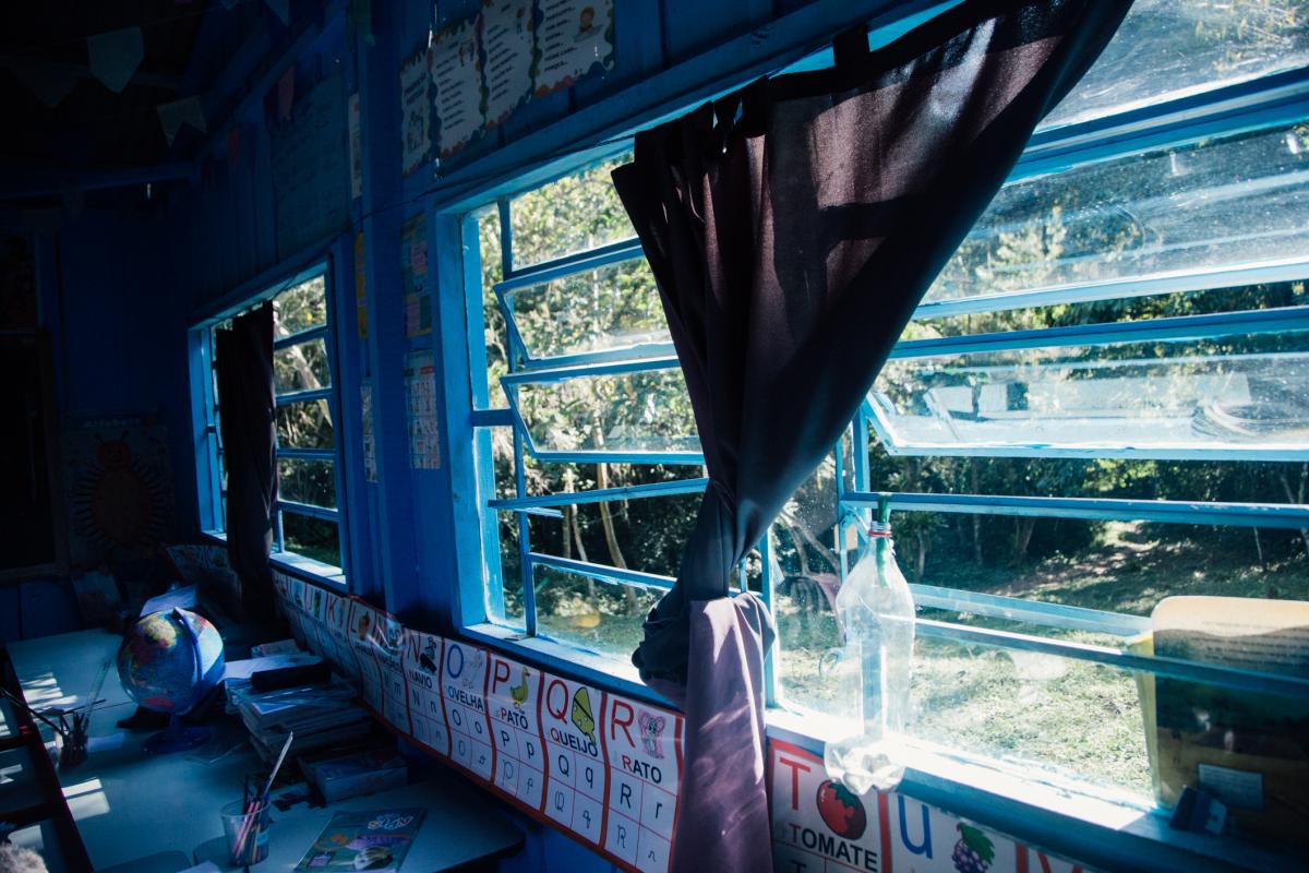 Janela quebrada em escola quilombola