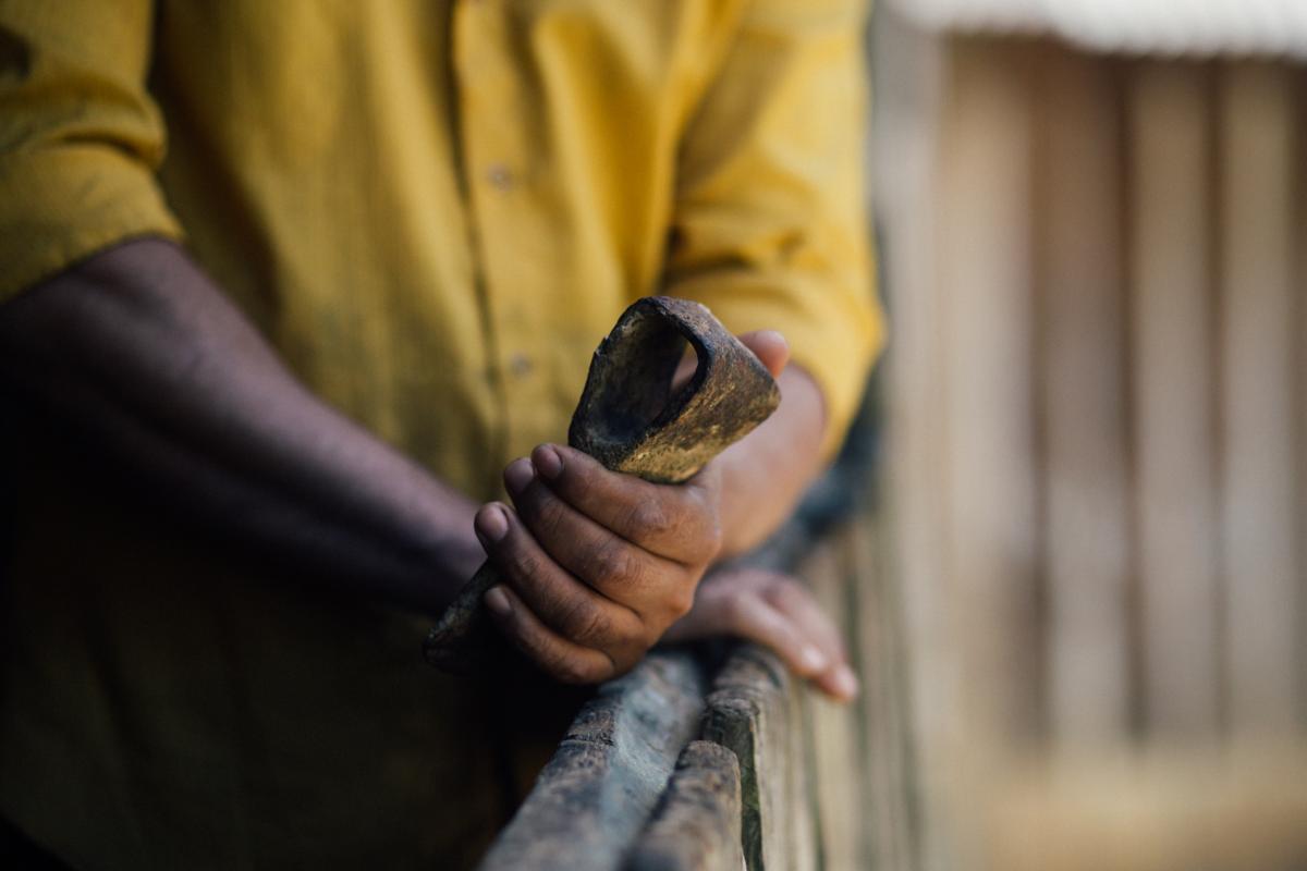 Edmilson segura machado centenário, considerado o mais antigo do quilombo