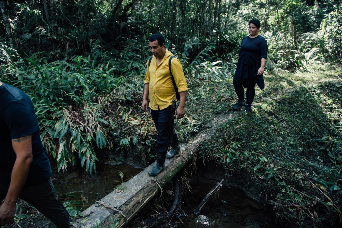 Trilha para a comunidade conta com travessia sobre ponte improvisada