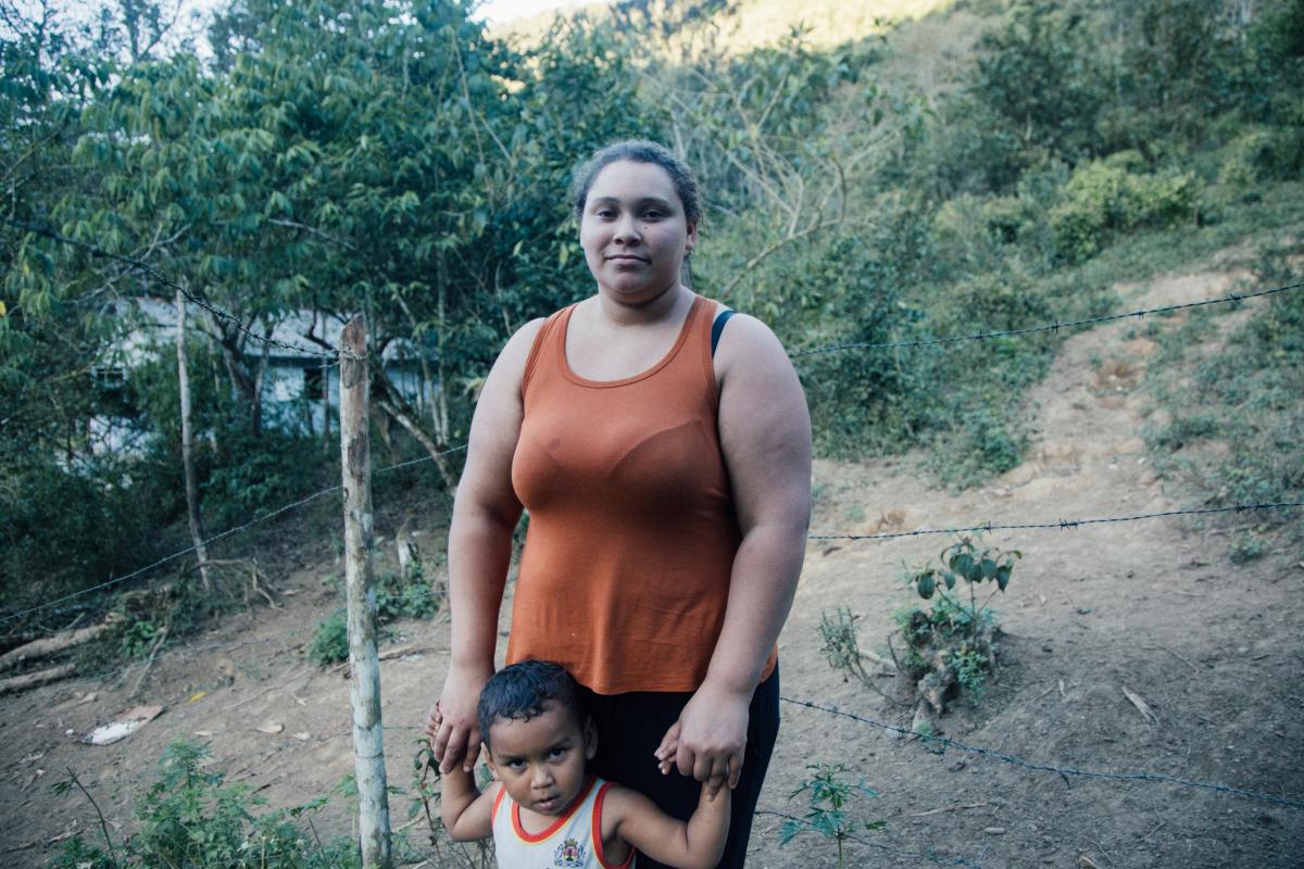 Edilaine Ursulino com o filho Bruno no Quilombo Bombas de Baixo