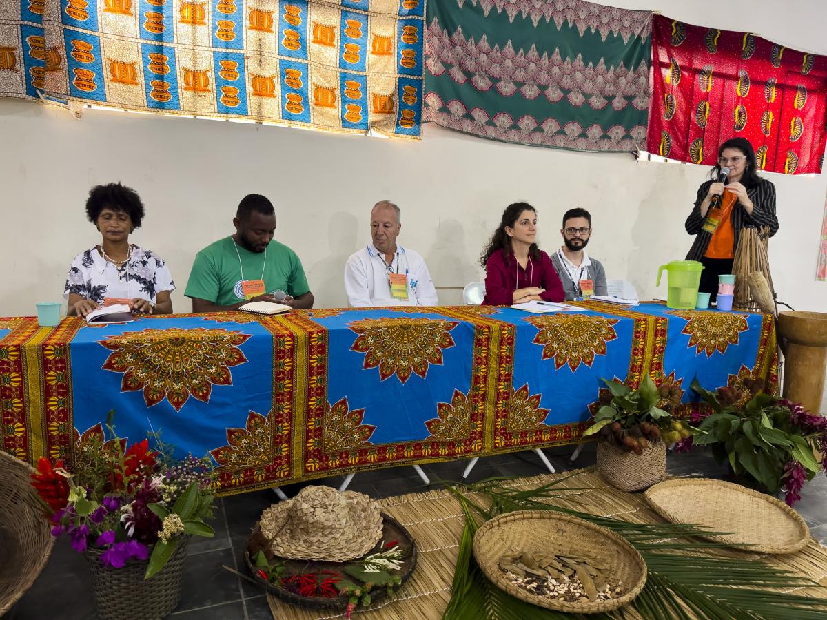 Judita Dias do Quilombo São Pedro, Rodrigo Marinho do Quilombo de Ivaporunduva, José Roberto Sobral da CETESB, Lucia Chamlian Munari, Luiz Henrique Tiburcio da CETESB e a Raquel Painato do ISA, durante o seminário “Culturas perenes e a sustentabilidade dos manejos nos territórios quilombolas”