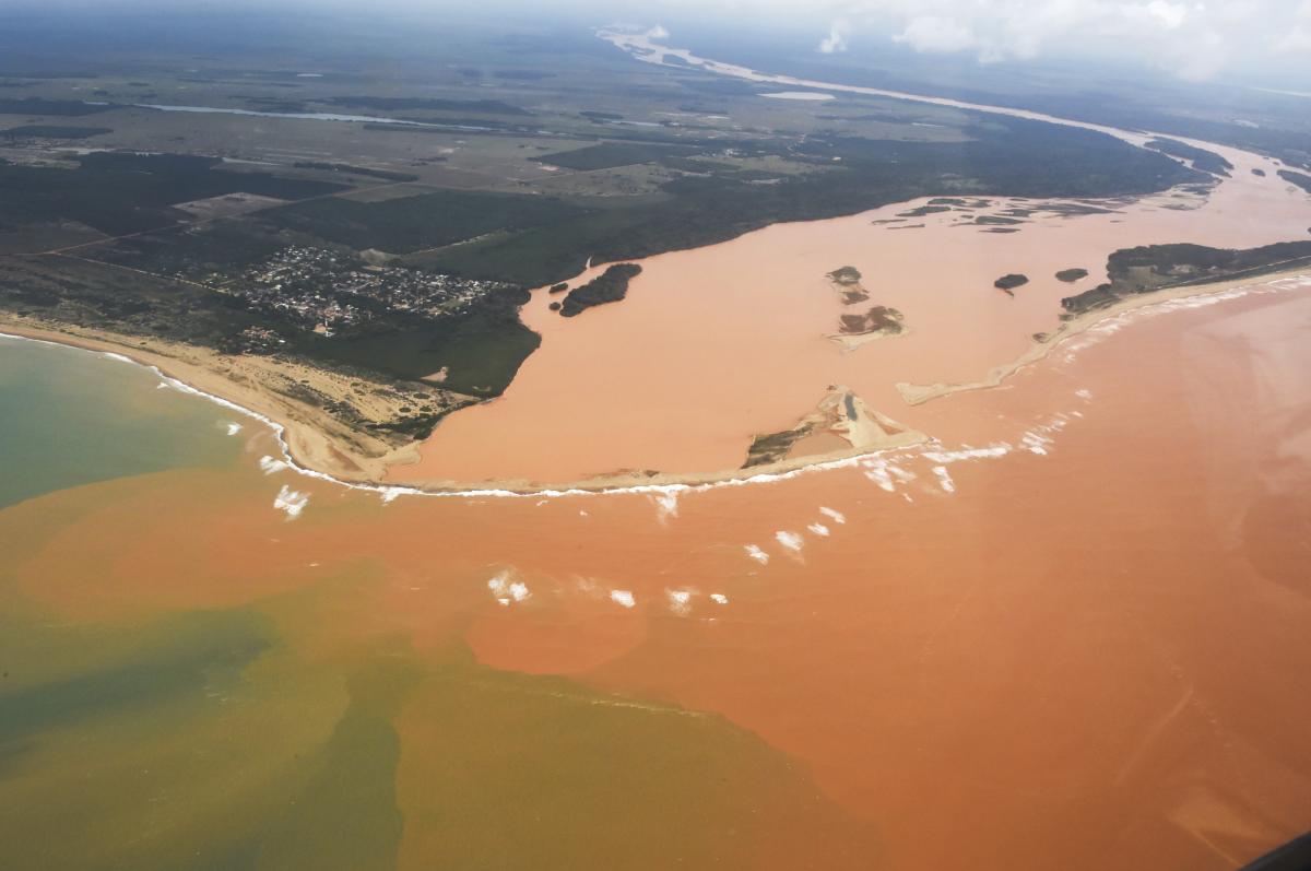 Lama do desastre de Mariana chega ao Oceano Atlântico. Descumprimento de condicionantes e fraudes no licenciamento contribuíram para a maior tragédia ambiental do país