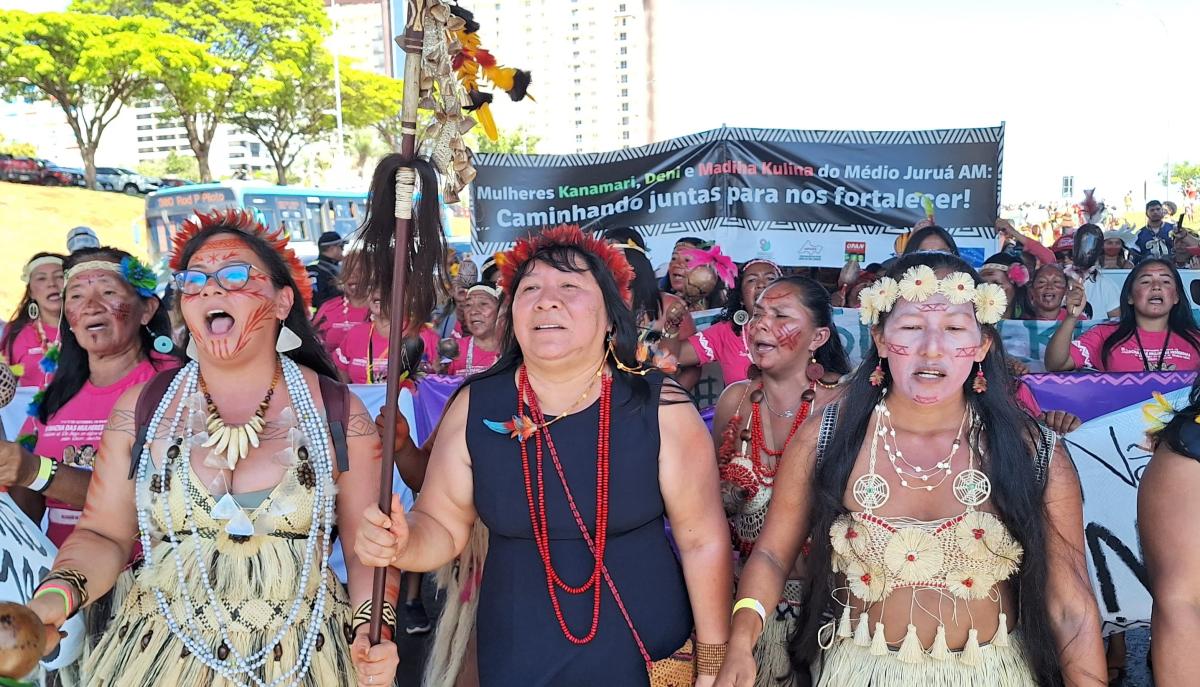 A artista Daiara Tukano, a presidente da Funai, Joênia Wapichana, e Madalena Olímpio, povo Baniwa