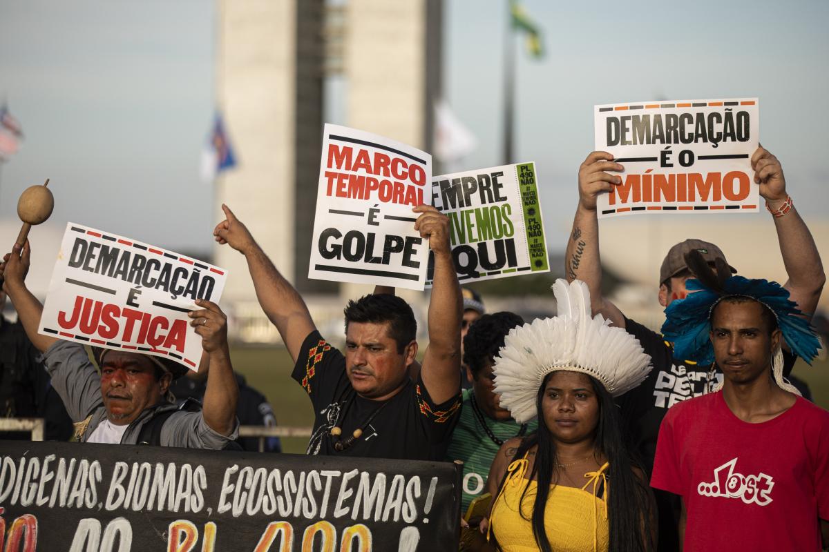 Indígenas de diversos povos se reúnem na Esplanada dos Ministérios, em Brasília, para dizer "não" ao "marco temporal"