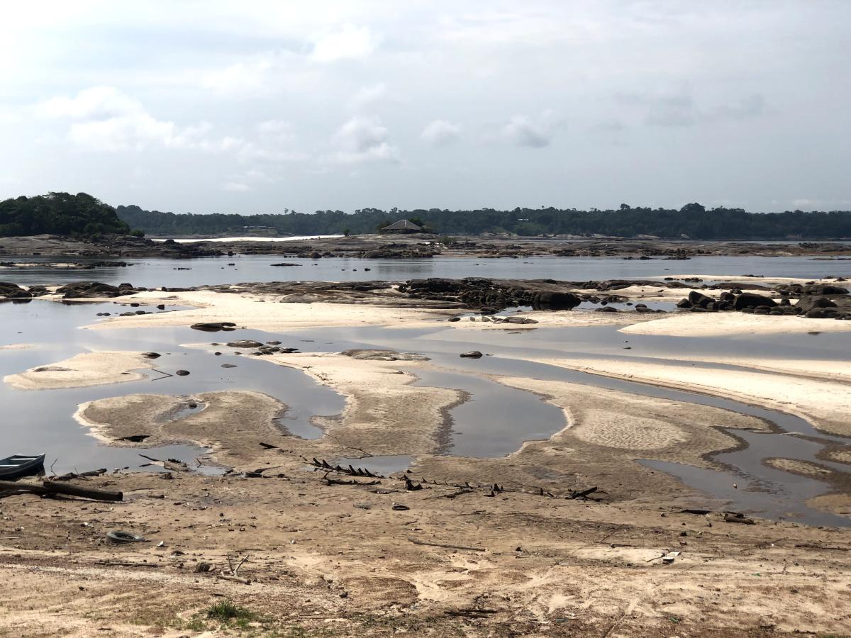 Acesso à Ilha da Juíza - uma das ilhas mais conhecidas de São Gabriel - pelas pedras já está quase sendo possível. Esse é um dos marcos da seca na cidade.