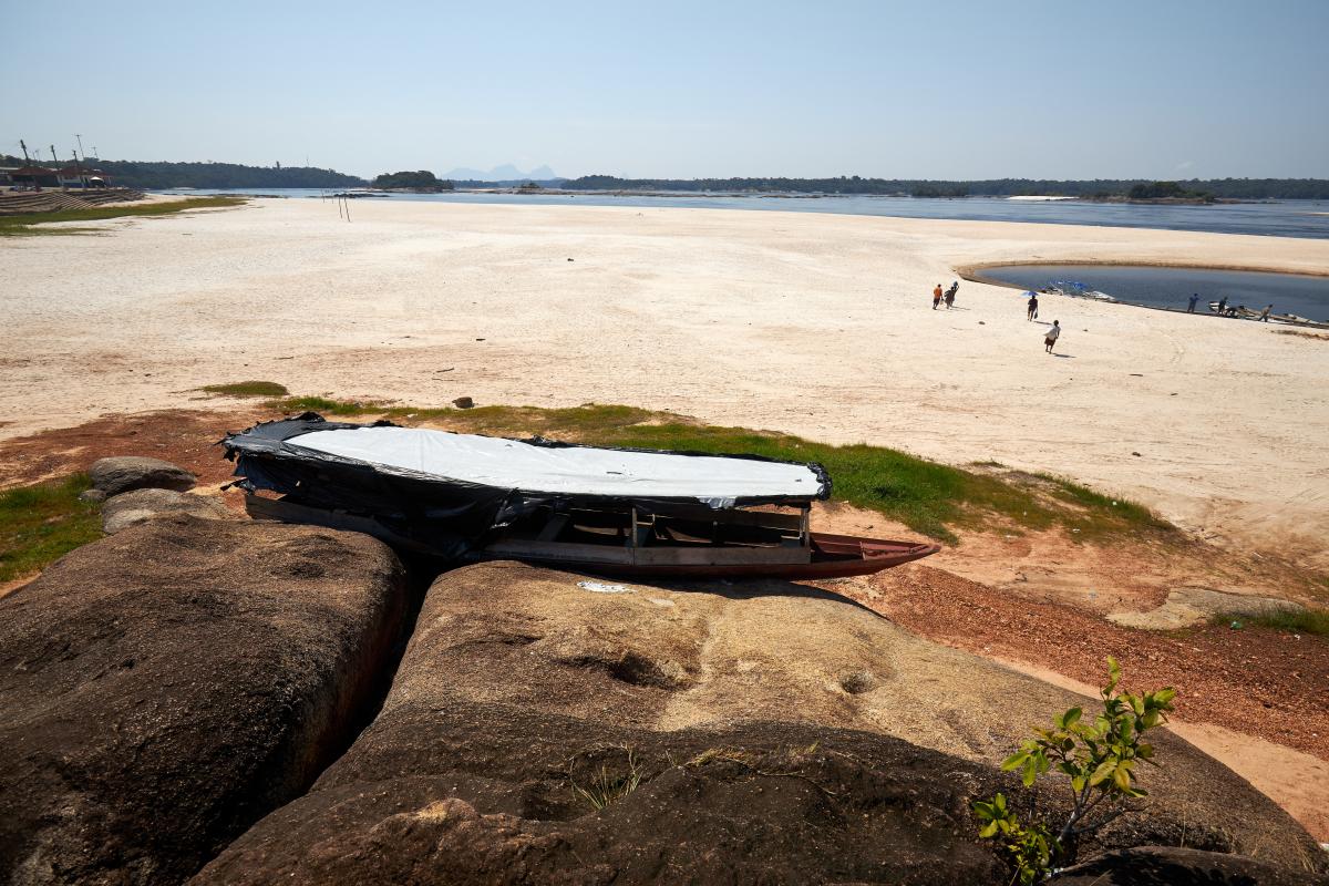 Embarcação ficou presa às pedras com a seca do rio Negro, na principal orla de São Gabriel da Cachoeira