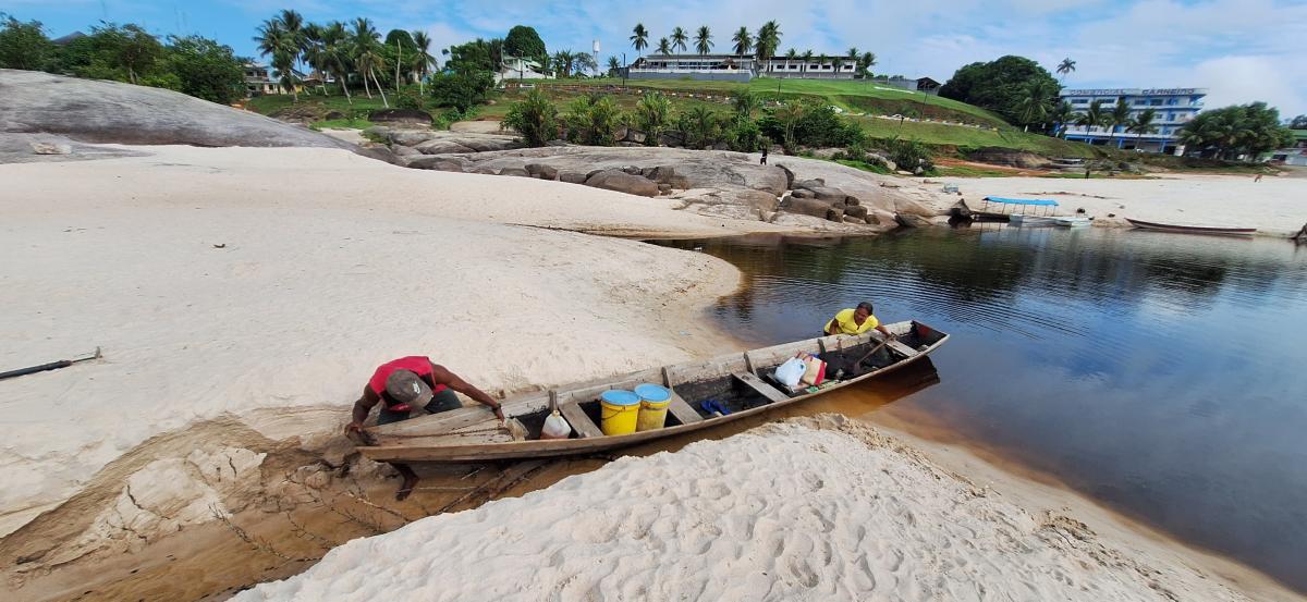 Para sair de São Gabriel pela orla principal é necessário arrastar o bote na areia