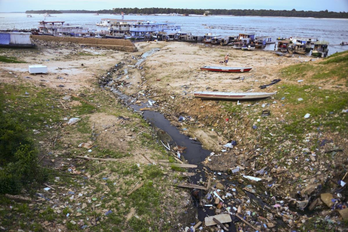 Baixo nível do rio Negro expõe acúmulo de lixo no porto de Barcelos