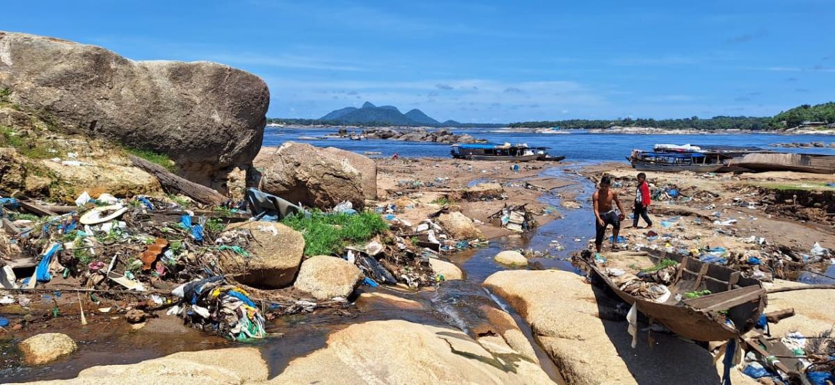 Sujeira exposta em um dos principais portos de São Gabriel, seca traz riscos à saúde e ao ambiente