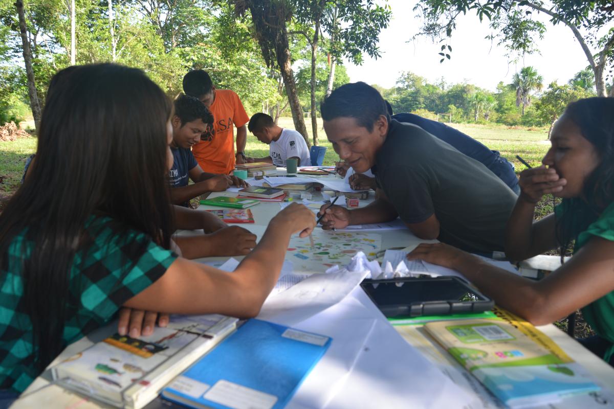 Elaboração da representação do calendário circular dos povos Tukano do Rio Tiquié durante oficina na comunidade Boca da Estrada (AM)